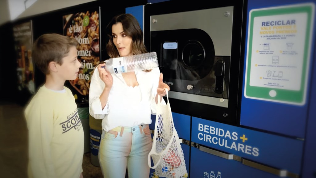 Cláudia Borges dá o exemplo na devolução de embalagens de bebidas e incentiva à economia circular