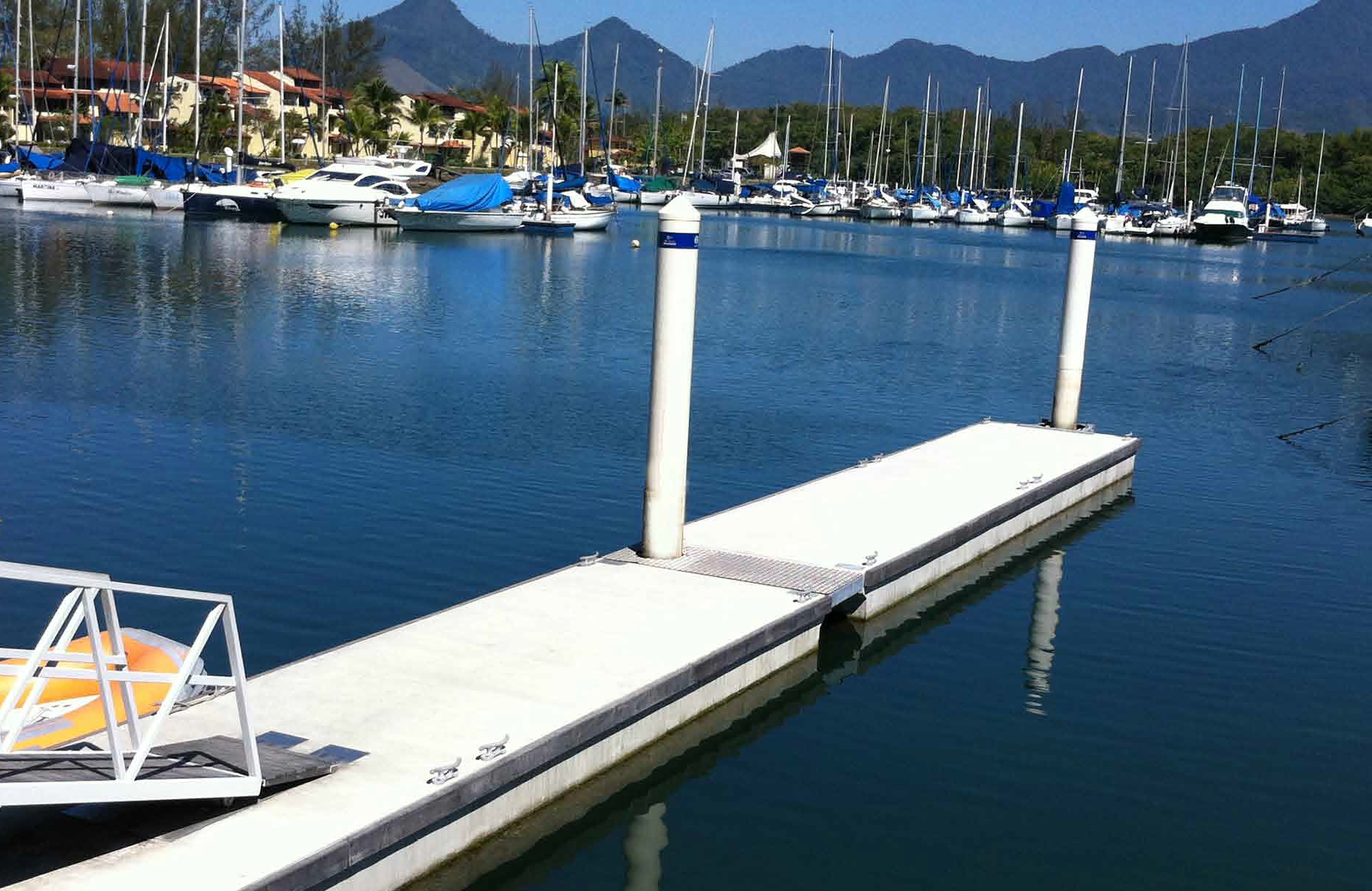 Floating solutions for marinas and docks