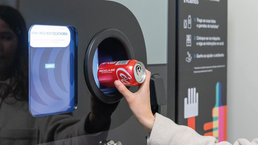 Recycling packages at the University of Aveiro earns rewards